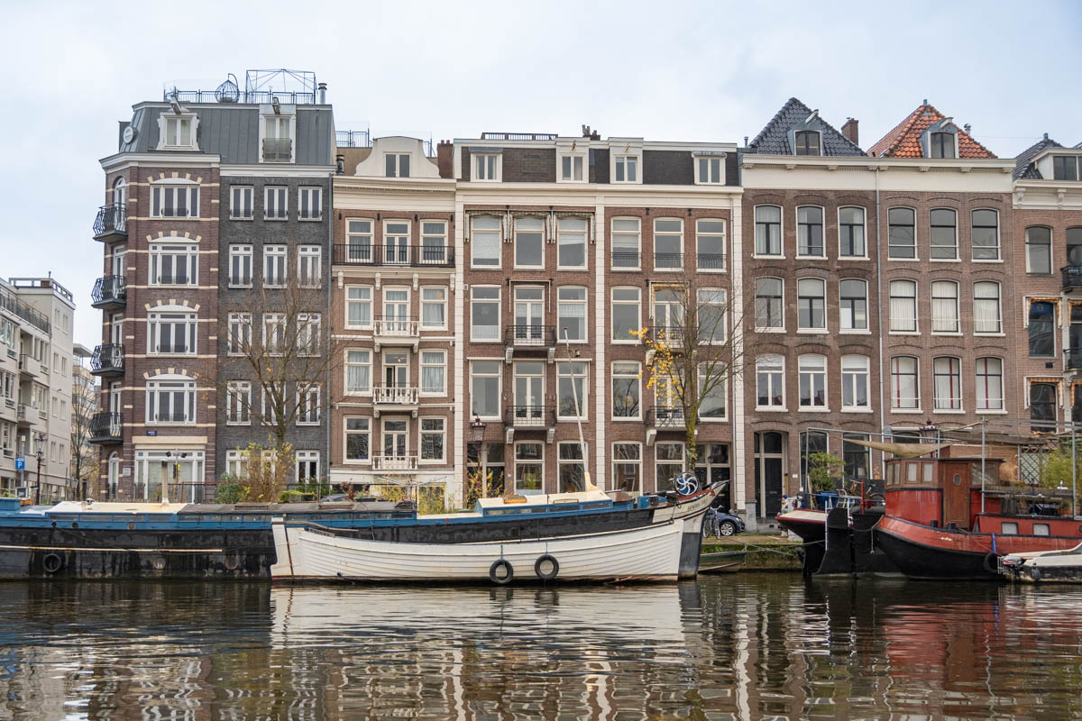 Point de vue depuis les canaux d'Amsterdam