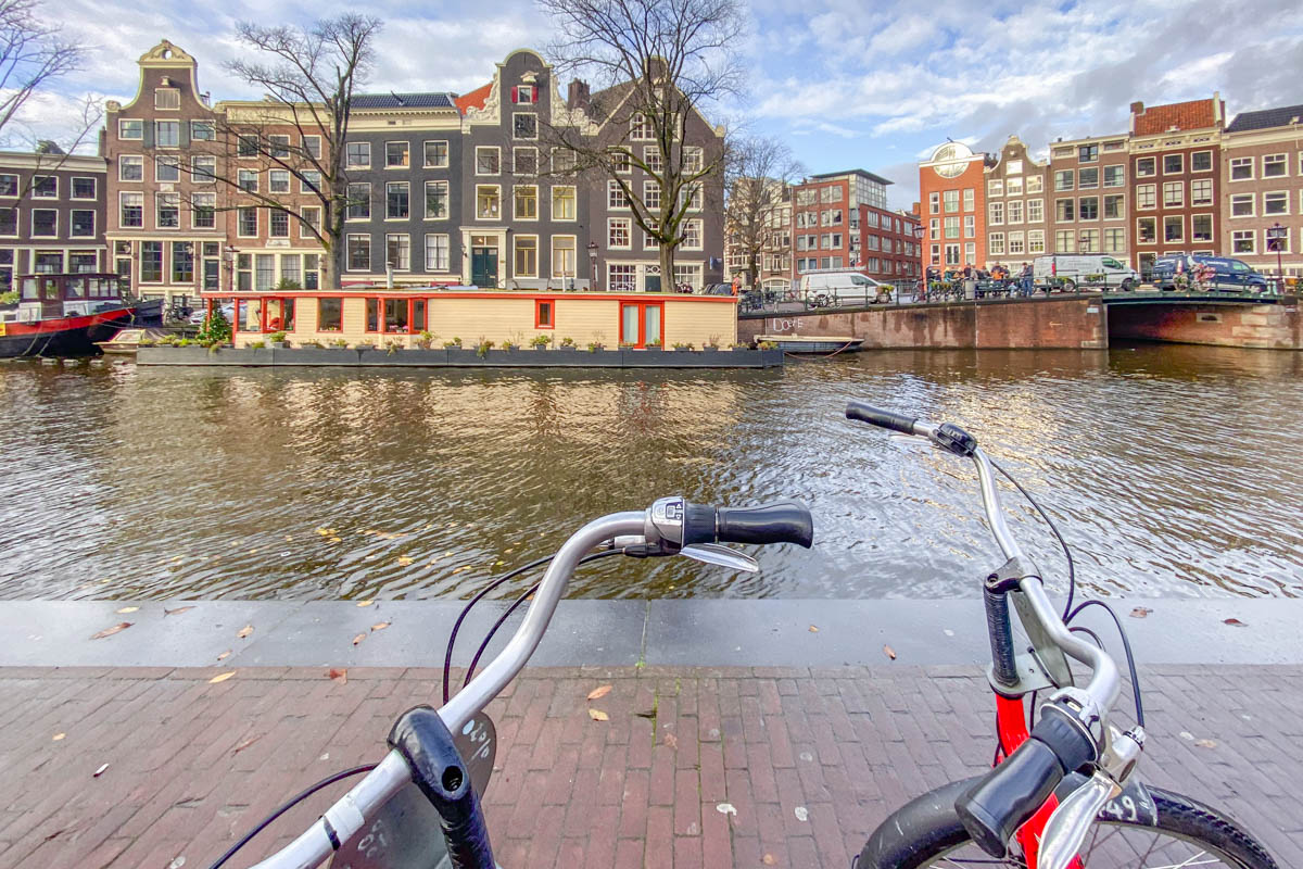 Location de vélos au bord des canaux d'Amsterdam