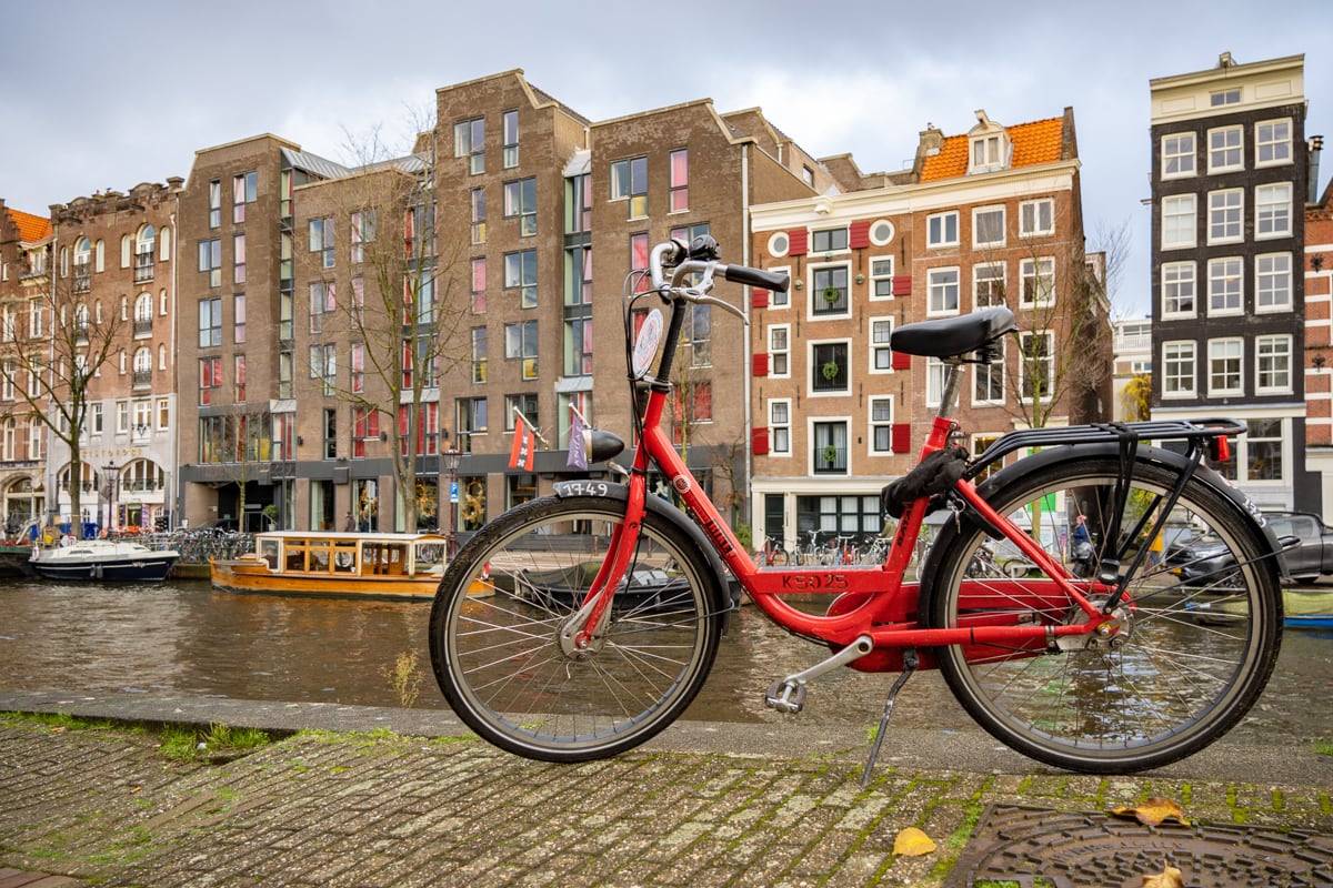 Vélo devant façade d'Amsterdam