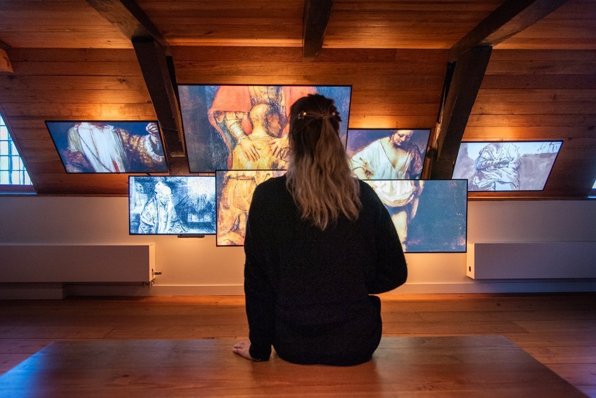 Expositions des oeuvres dans le grenier de la maison Rembrandt