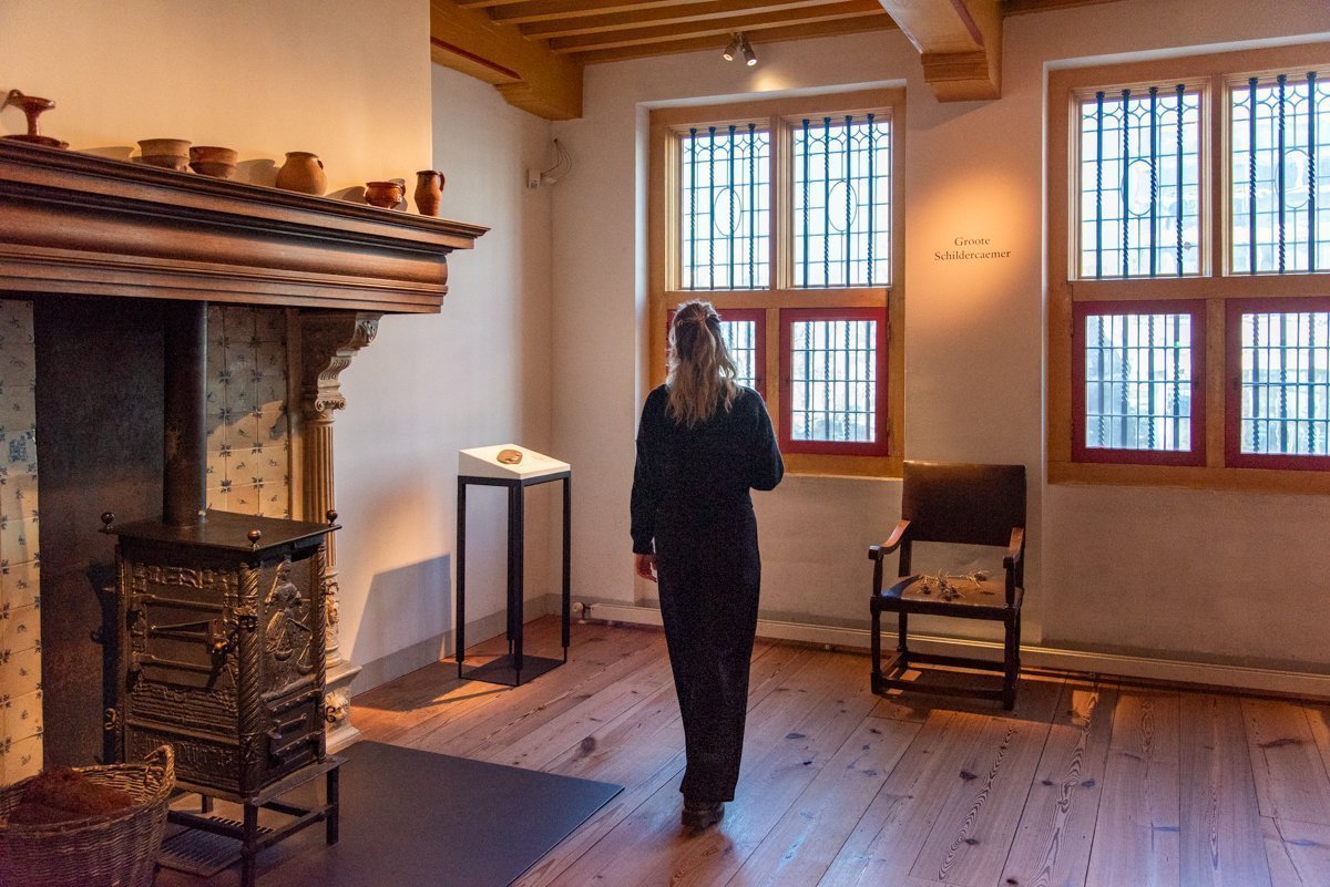 Personne qui arpente le grand atelier dans la maison Rembrandt à Amsterdam