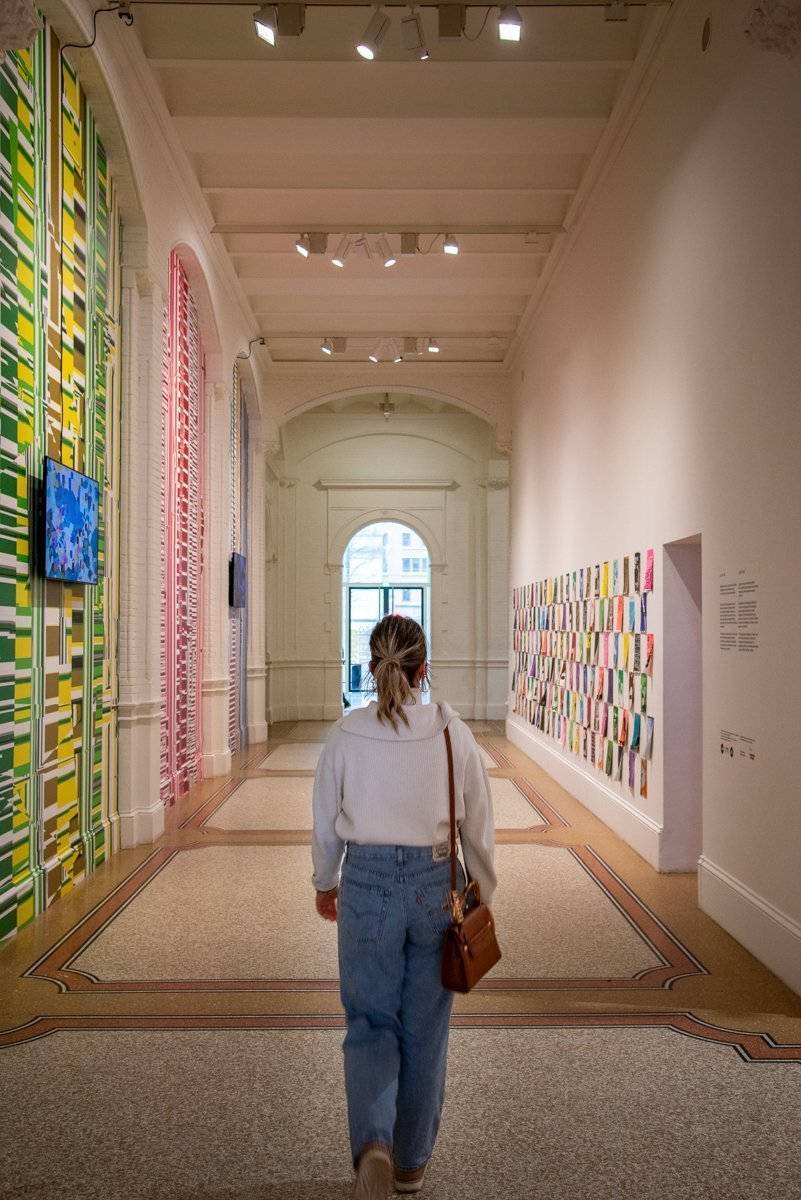 Promenade dans une galerie du Stedelijk