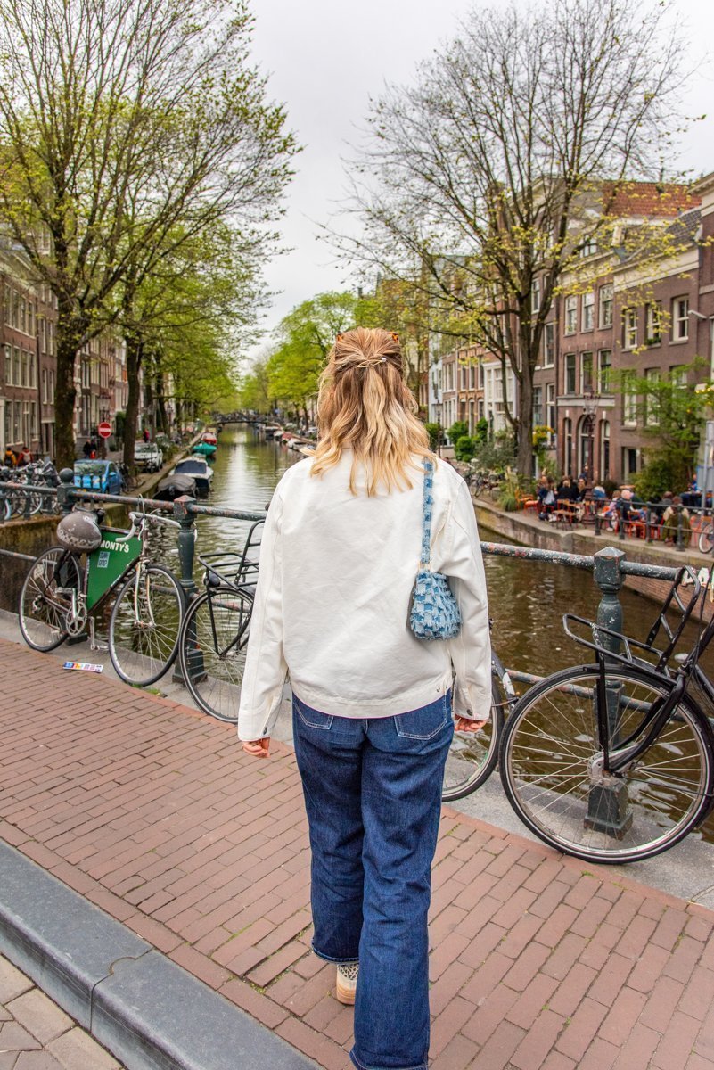 Personne sur un pont au dessus d'un canal à Amsterdam