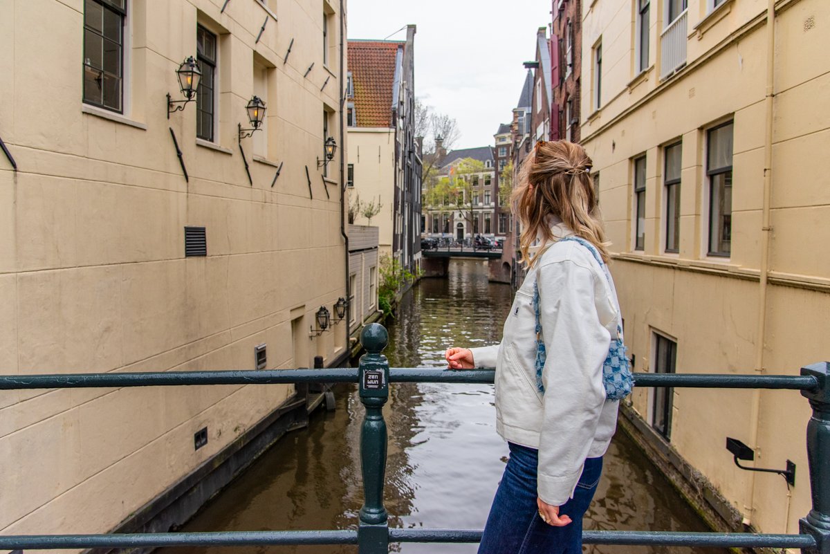 Promenade le long des canaux à Amsterdam
